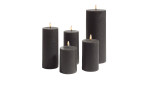 Fünf 17,5 cm große schwarze LED-Echtwachskerzen unterschiedlicher Höhe sind leuchtend auf einem weißen Hintergrund angeordnet.