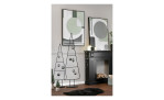 Minimalistisches Wohnzimmer mit abstrakter Kunst, schwarzem Kamin und einem Tannenbaum 150 cm in schwarz.