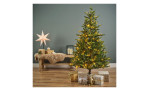 Tannenbaum Allison II 180 cm mit Geschenken, Kerzen, Sternlampe und Felldekor auf Holzboden.