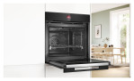 Einbau-Backofen HBG972KB1 in der Farbe Schwarz mit geöffneter Klappe, Schrägansicht