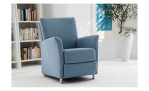 Sessel LASCONDO 9250, Bezug Stoff Orlando, Farbe Light-blue, Bücherregal und Pflanze im Hintergrund