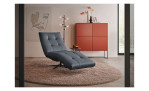 Komfort-Einzelliege LASCONDO Stina, in der Farbausführung Blau-Schwarz, Schrägansicht mit der Funktion, in einem Raum stehend