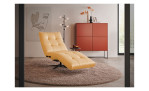 Basis-Einzelliege LASCONDO Stina, in der Farbausführung Honey, Schrägansicht, in einem Raum stehend