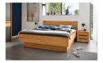 Komfort - Bettgestell Onema, in der Farbausführung Kernbuche, mit offener Schublade, in einem Raum stehend