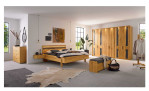 Basis - Bettgestell Albero, in der Farbausführung Wildeiche in einem Raum stehend, mit weiteren Artikeln