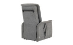Fernsehsofa „Primia“ aus grauem Stoff, Rückansicht mit Fernbedienung, schwarzem Griff und optimalen Abmessungen.