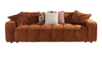 Sofa 3,5-Sitzer Amalfi von Henders & Hazel in der Farbe Kupfer, Ansicht mit Kissen