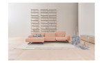 Komfort-Wohnlandschaft 1552, in der Farbausführung Rosa, in einem Raum stehend mit der Sitztiefenverstellung, Frontansicht
