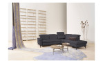 Komfort-Ecksofa 1590, in der Farbausführung Anthrazit, in einem Raum stehendmit der Relaxfunktion