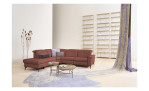 Basis-Ecksofa 1590, in der Farbausführung Rot-Braun, in einem Raum stehend