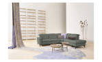 Basis-Ecksofa 1590, in der Farbausführung Grün, in einem Raum stehend