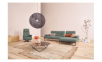 Komfort-Ecksofa 9360, in der Farbausführung Garden, in einem Raum stehend, mit der Sitztiefenverstrellung, im linken und im mittleren Element