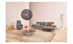 Komfort-Ecksofa 9360, in der Farbausführung Grau, in einem Raum stehend, mit der Sitztiefenverstrellung, im linken und im mittleren Element