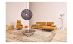 Komfort-Ecksofa 9360, in der Farbausführung Sun, in einem Raum stehend, mit der Sitztiefenverstrellung, im linken und im mittleren Element
