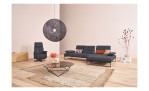 Komfort-Ecksofa 9360, in der Farbausführung Alpin, in einem Raum stehend, mit der Sitztiefenverstellung im mittleren Element