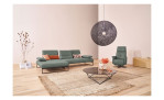 Komfort-Ecksofa 9360, in der Farbausführung Garden, in einem Raum stehend, mit der Sitztiefenverstellung im mittleren Element