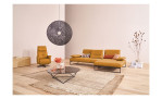 Komfort-Ecksofa 9360, in der Farbausführung Sun, in einem Raum stehend, mit der Sitztiefenverstellung im mittleren Element