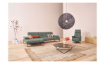 Komfort-Ecksofa 9360, in der Farbausführung Garden, in einem Raum stehend, mit dem passenden Sessel