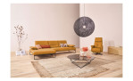 Komfort-Ecksofa 9360, in der Farbausführung Sun, in einem Raum stehend, mit dem passenden Sessel