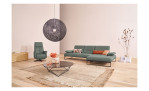 Komfort-Ecksofa 9360, in der Farbausführung Garden, in einem Raum stehend, mit dem passenden Sessel