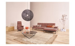 Komfort-Ecksofa 9360, in der Farbausführung Rot, in einem Raum stehend, mit dem passenden Sessel