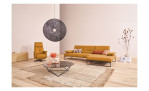Komfort-Ecksofa 9360, in der Farbausführung Sun, in einem Raum stehend, mit dem passenden Sessel