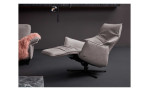 Komfort-Relaxsessel 7911 in der Farbausführung Asche,  in einem Raum mit Deko, Relaxfunktion