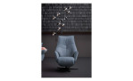 Komfort-Relaxsessel 7911 in der Farbe Cool, Frontansicht mit Deko