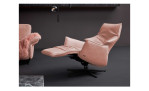 Komfort - Relaxsessel 7911 in der Farbausführung Rosa, in einem Raum stehend,  Schrägansicht mit Funktion