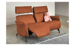 Komfort-Sofa 2,5-Sitzer in der Farbe braun, ohne Kontrastnaht mit einem Plüschtier und einer Relaxfuntkion im linken Element
