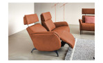 Komfort-Sofa 2,5-Sitzer in der Farbe braun, ohne Kontrastnaht mit einem Plüschtier und einer Relaxfuntkion im linken, Seitenansicht