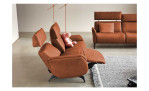 Komfort-Sofa 2,5-Sitzer in der Farbe braun, ohne Kontrastnaht mit einem Plüschtier und einer Relaxfuntkion im linken Element, Seitenansicht