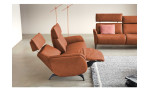 Komfort-Sofa 2,5-Sitzer in der Farbe braun, ohne Kontrastnaht, mit einer Relaxfuntkion im linken Element