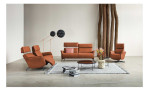 Komfort-Sofa 2,5-Sitzer in der Farbe braun, ohne Kontrastnaht, mit einer Relaxfunktion im Linken 2,5-Sitzer, einem Sessel und moch einem Sofa, im Raum stehend