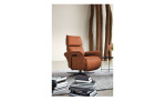 Komfort-Relaxsessel 7170 in der Farbe braun, ohne Kontrastnaht in einem Raum stehend, Schrägansicht