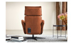Komfort-Relaxsessel 7170 in der Farbe braun, ohne Kontrastnaht, in einem Raum stehend, Rückansicht