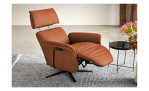 Komfort-Relaxsessel 7170 in der Farbe braun, ohne Kontrastnaht, in einem Raum stehend mit der Relaxfunktion, Schrägansicht