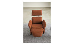 Komfort-Relaxsessel 7170 in der Farbe braun, ohne Kontrastnaht, in einem Raumstehend und  mit der Relaxfunktion