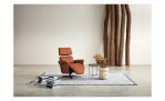 Komfort-Relaxsessel 7170 in der Farbe braun, ohne Kontrastnaht, in einem Raum stehend mit Deko und der Relaxfunktion