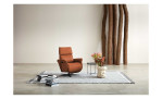Komfort-Relaxsessel 7170 in der Farbe braun, ohne Kontrastnaht, in einem Raum stehend mit Deko