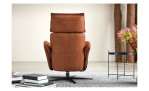 Basis-Relaxsessel 7170 in der Farbe braun, ohne Kontrastnaht, in einem Raum stehend, Rückansicht