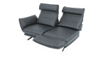 Komfort-Sofa Honduras in einem Echtlederberzug in Steel. Mit gezeigter Rückenpolsterverstellung & Drehsitzfunktion