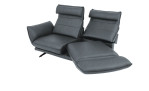 Komfort-Sofa Honduras in einem Echtlederberzug in Steel. Mit gezeigter Rückenpolsterverstellung & Drehsitzfunktion