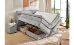 Boxspringbett Quinto Mix in der Farbe Hellgrau in einem Zimmer mit geöffnetem Bettkasten