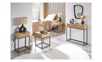 Konsole Marlena aus Holz und schwarzem Metallgestell in modernem Schlafzimmer mit passendem Nachttisch und Beistelltisch, dekoriert mit Lampe, Vase und Spiegel