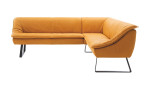 Eckbank Alino mit einem orangefarbenen Lederbezug und schwarzen Metallkufen