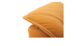 Eckbank Alino mit einem orangefarbenen Lederbezug und schwarzen Metallkufen, Detailansicht