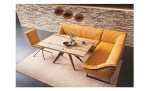 Eckbank Alino mit einem orangefarbenen Lederbezug und schwarzen Metallkufen, Milieubild