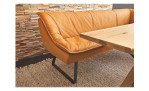 Eckbank Alino mit einem orangefarbenen Lederbezug und schwarzen Metallkufen, Detailansicht