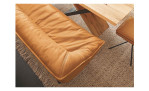Eckbank Alino mit einem orangefarbenen Lederbezug und schwarzen Metallkufen, Detailansicht